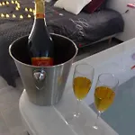 Nuit Romantique Avec Jacuzzi Privatif Proche Toulouse Apartmán Auterive (Haute-Garonne)